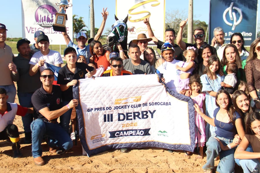 Equipe campeã comemorando com a faixa do III Derby 2026