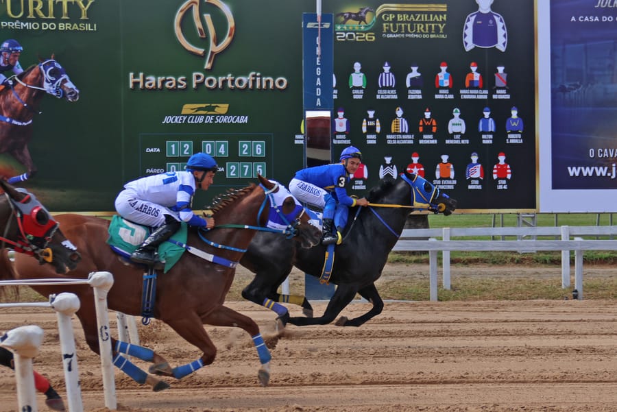 Chegada de páreo com o painel do GP Brazilian Futurity ao fundo, no Jockey Club de Sorocaba
